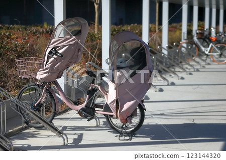 孩子們騎電動自行車 123144320