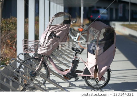 孩子們騎電動自行車 123144321