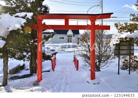 Photographing the grounds of Shimizugawa Inari Shrine in Hokuto, Hokkaido in winter Photographing the grounds of Shimizugawa Inari Shrine in Hokuto, Hokkaido in winter 123144635