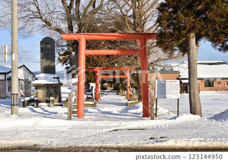 Photographing the grounds of Chiyoda Inari Shrine in Hokuto, Hokkaido in winter 123144950