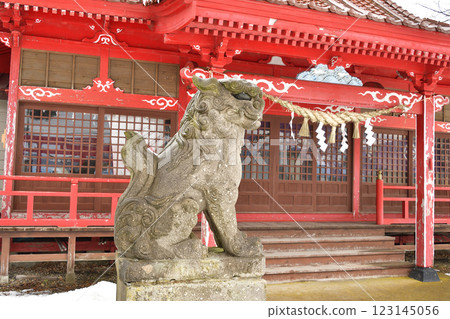 Photographing the grounds of Mizuhori Inari Shrine in Esashi, Hokkaido in winter 123145056