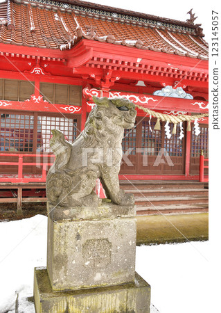 Photographing the grounds of Mizuhori Inari Shrine in Esashi, Hokkaido in winter Photographing the grounds of Mizuhori Inari Shrine in Esashi, Hokkaido in winter 123145057