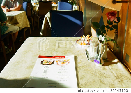 臥舖特快列車仙后座號：晨曦灑進餐車，享受特別時刻 123145100