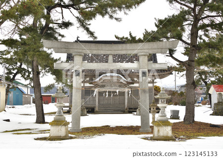 Photographing the scenery of Toyooka Ojin Shrine grounds in Esashi Town, Hokkaido in winter Photographing the scenery of Toyooka Ojin Shrine grounds in Esashi Town, Hokkaido in winter 123145133