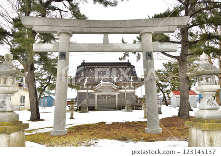 Photographing the scenery of Toyooka Ojin Shrine grounds in Esashi Town, Hokkaido in winter Photographing the scenery of Toyooka Ojin Shrine grounds in Esashi Town, Hokkaido in winter 123145137
