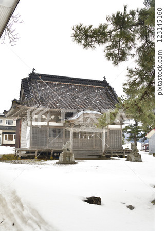 Photographing the scenery of Toyooka Ojin Shrine grounds in Esashi Town, Hokkaido in winter Photographing the scenery of Toyooka Ojin Shrine grounds in Esashi Town, Hokkaido in winter 123145160