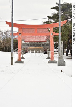 冬季拍攝北海道江差町中網正一稻荷大明神社境內的景色 123145386