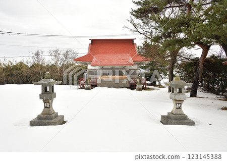 冬季拍攝北海道江差町中網正一稻荷大明神社境內的景色 冬季拍攝北海道江差町中網正一稻荷大明神社境內的景色 123145388