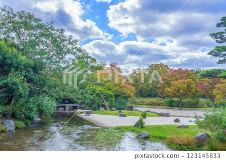 Scenery of a Japanese garden in autumn with a blue sky background 123145833