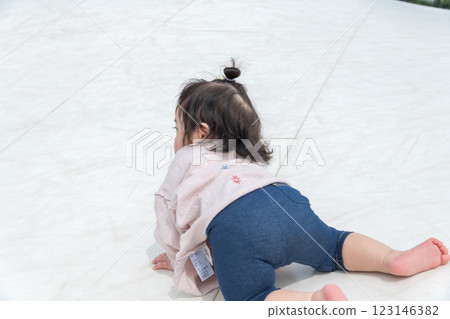 【嬰兒在巨型遊樂設施上爬行】 123146382