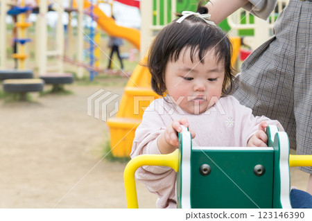 【寶寶和媽媽第一次玩遊樂設施】 123146390