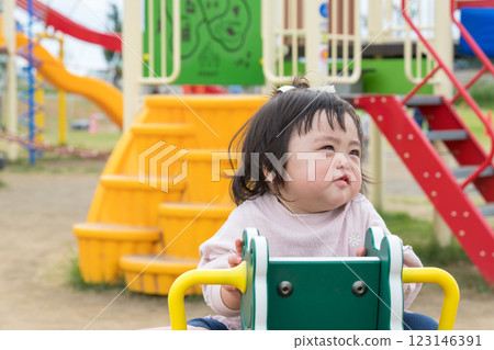 【嬰幼兒第一次玩遊樂設施】 123146391