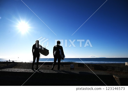Winter surfer silhouette, seaside scenery, marine sports background material Winter surfer silhouette, seaside scenery, marine sports background material 123146573