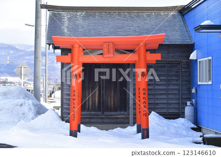 Photographing the scenery of Sarutahiko Inari Shrine in Hokuto, Hokkaido in winter 123146610