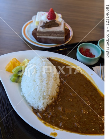 午餐菜單：“水果咖哩飯和草莓奶油蛋糕” 123146691