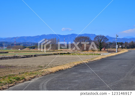 從六石水渠附近可以欣賞到深谷市秩父山脈的美麗風景 123146917