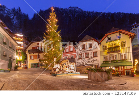 Christmas Market Square in Hallstatt, Austria Christmas Market Square in Hallstatt, Austria 123147109