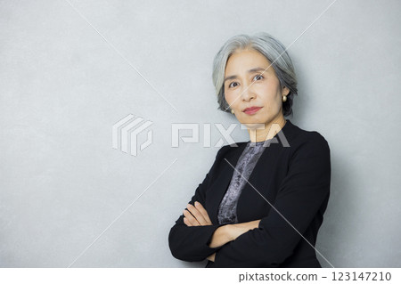 一個頭髮花白的女人 一個頭髮花白的女人 123147210