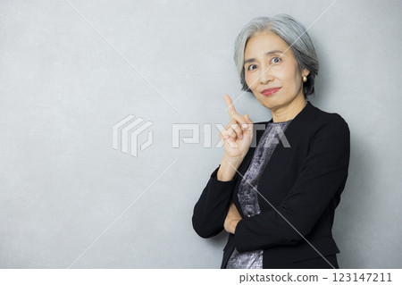 一個頭髮花白的女人 一個頭髮花白的女人 123147211