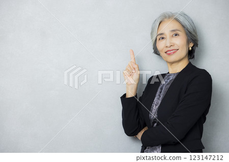 一個頭髮花白的女人 一個頭髮花白的女人 123147212