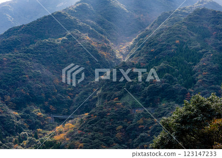 屋久島近海阿爾卑斯山：初冬陽光下的山 123147233