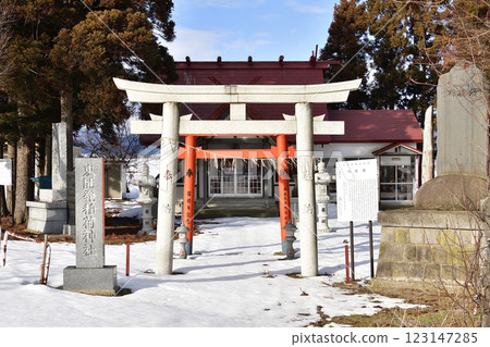 Photographing the grounds of Higashi Kaihatsu Inari Shrine in Hokuto, Hokkaido in winter Photographing the grounds of Higashi Kaihatsu Inari Shrine in Hokuto, Hokkaido in winter 123147285