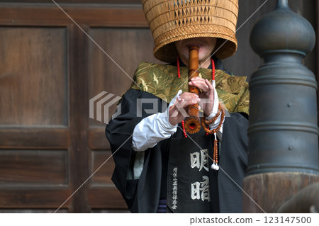 在增井山瑞嚴寺本殿進行表演的虛無者 在增井山瑞嚴寺本殿進行表演的虛無者 123147500