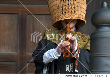 在增井山瑞嚴寺本殿進行表演的虛無者 123147501