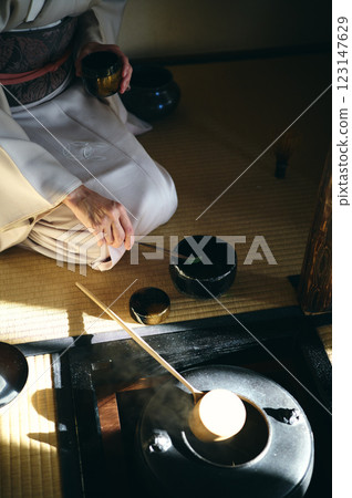 一位身穿和服的女子正在泡茶 123147629