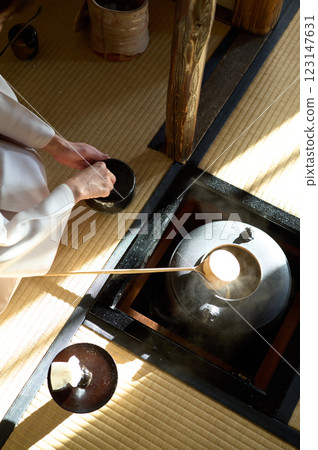 一位身穿和服的女子正在泡茶 一位身穿和服的女子正在泡茶 123147631