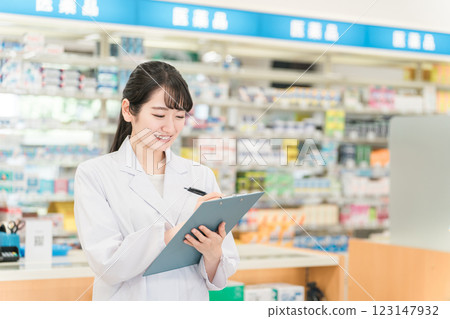 The pharmacists working at pharmacies are also women (medical records, notes, study, medication instructions) The pharmacists working at pharmacies are also women (medical records, notes, study, medication instructions) 123147932