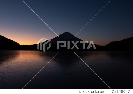 清晨從精進湖看到的富士山 123148067