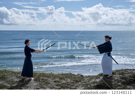 兩個武士在海灘上對峙 123148111