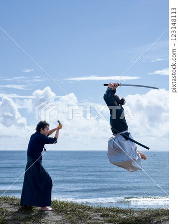 兩個武士在海灘上對峙 123148113