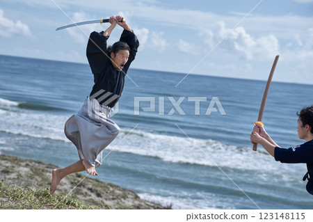 兩個武士在海灘上對峙 123148115