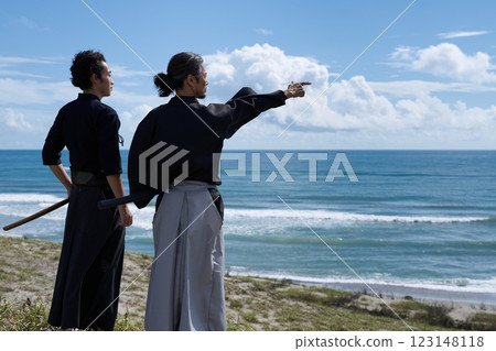 兩個人拿著劍看海的後視圖 123148118
