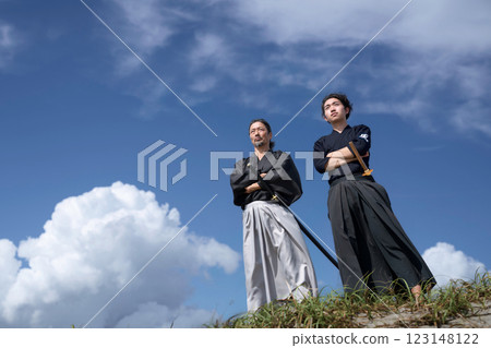 一位身著和服的老人和一位年輕人交叉雙臂站著 123148122