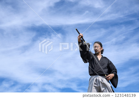 一名身穿和服的中年男子拔出劍 123148139