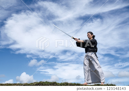 一名身穿和服的中年男子拔出劍 123148143