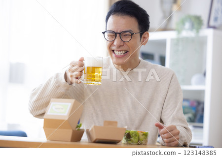 男性喝啤酒 男性喝啤酒 123148385