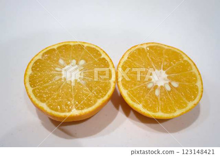 新鮮切開的橙子 123148421
