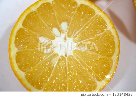 新鮮切開的橙子的橫截面 123148422