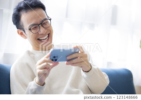 一個男人看著智能手機 一個男人看著智能手機 123148666