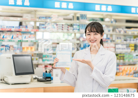 在藥局、醫院或藥局工作的女性藥劑師（處方、藥品） 123148675
