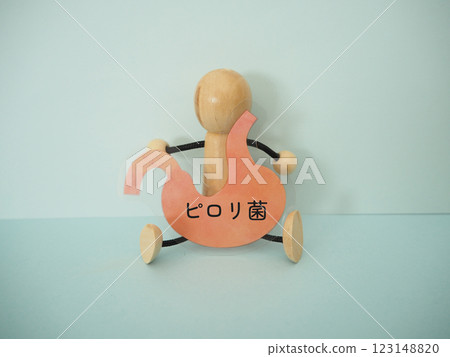 這個娃娃的肚子上寫著“幽門螺旋桿菌” 123148820