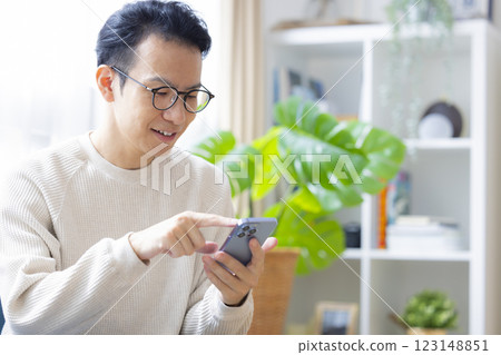 一個男人看著智能手機 123148851