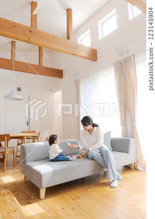 女孩和媽媽在客廳放鬆 123148904