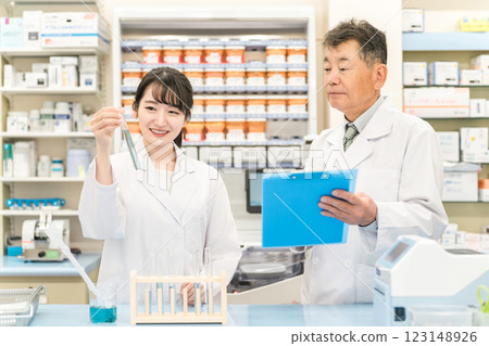 Medical students, researchers, pharmacists, and pharmacists conducting research in laboratories 123148926