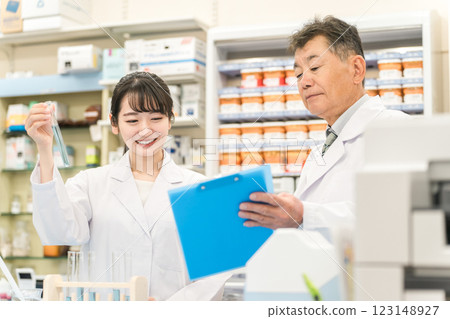 醫學生、研究人員、藥劑師和在實驗室進行研究的藥劑師 123148927