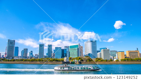 New view of Tokyo cityscape in Japan. View of the buildings of Shiodome and Emeraldas. Tokyo Tower and Azabudai are in the background on the left. 123149252